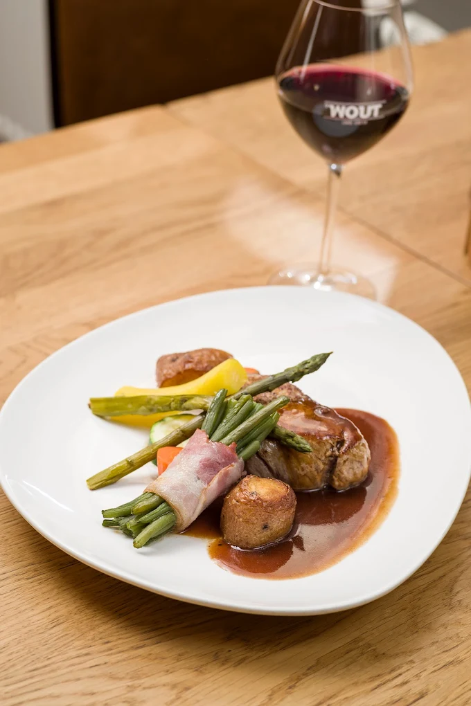 Diner aan tafel bij Bij Wout
