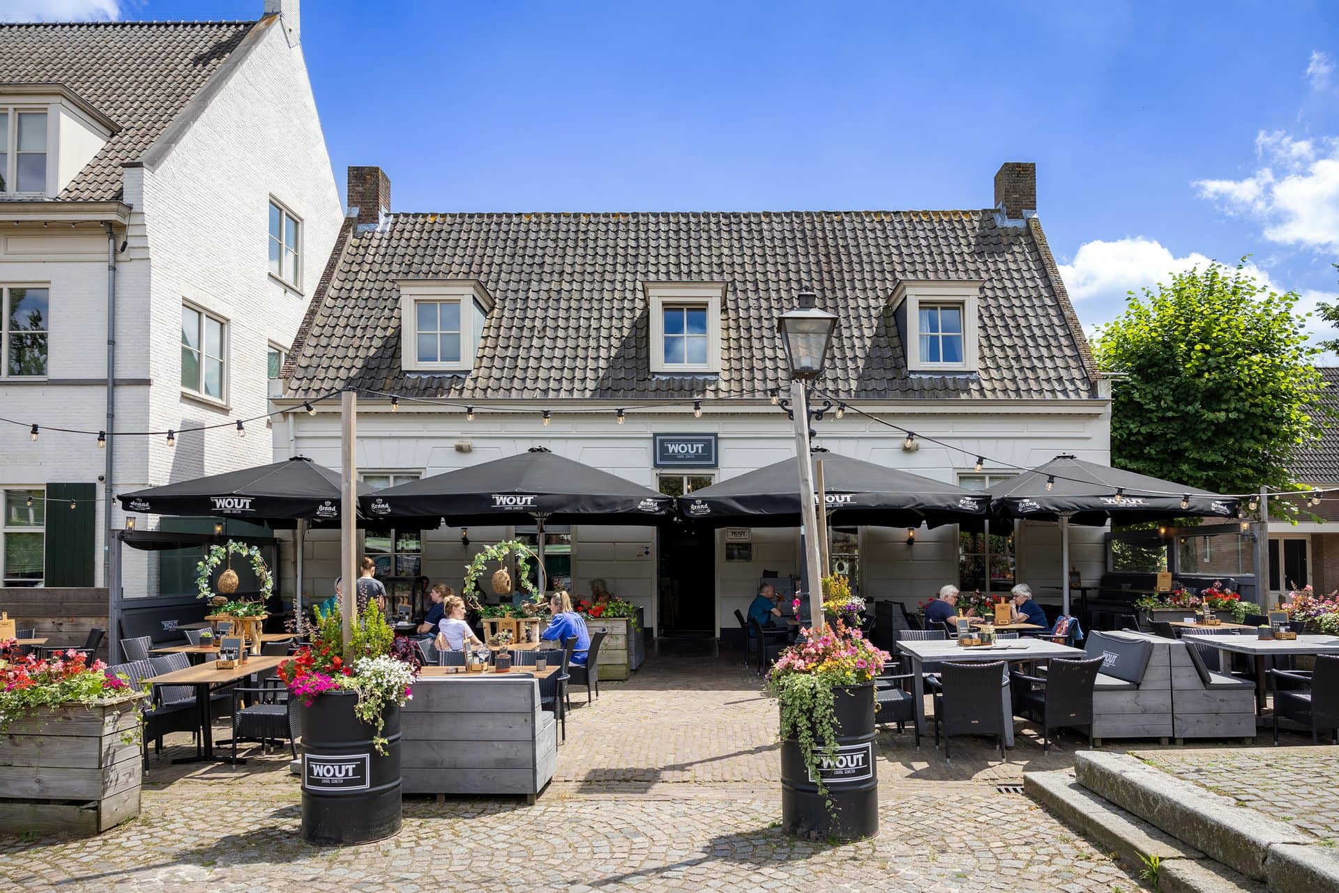 Bij Wout, buurtbrasserie op het Sint Jansplein in Moergestel