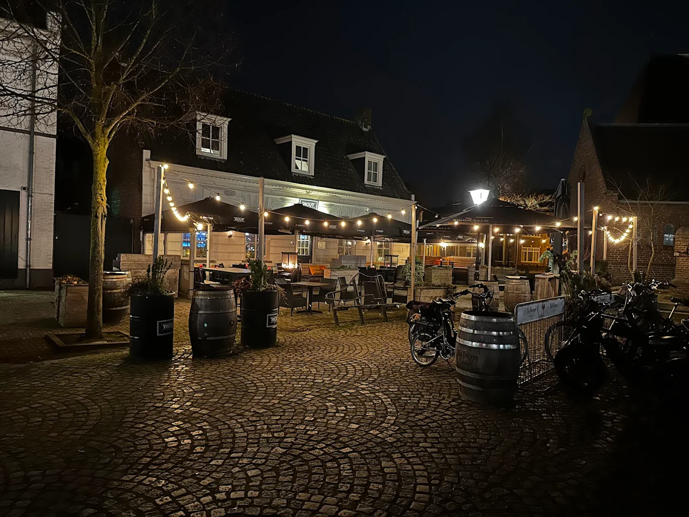 Bij Wout op het Sint Jansplein bij avond